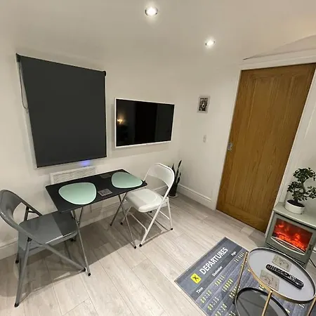 Unique London Heathrow Airport Cabin, Gated Free Parking, And Courtyard Hillingdon Exterior photo