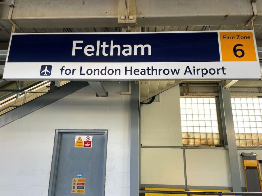 Unique London Heathrow Airport Cabin, Gated Free Parking, And Courtyard Holiday home