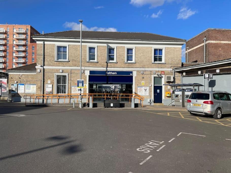 Unique London Heathrow Airport Cabin, Gated Free Parking, And Courtyard Holiday home Hillingdon