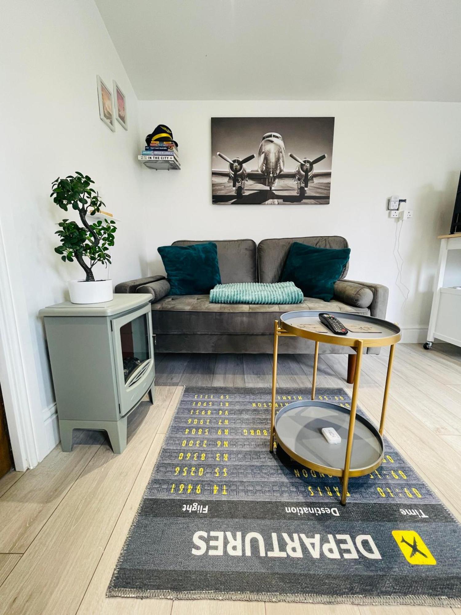 Unique London Heathrow Airport Cabin, Gated Free Parking, And Courtyard *