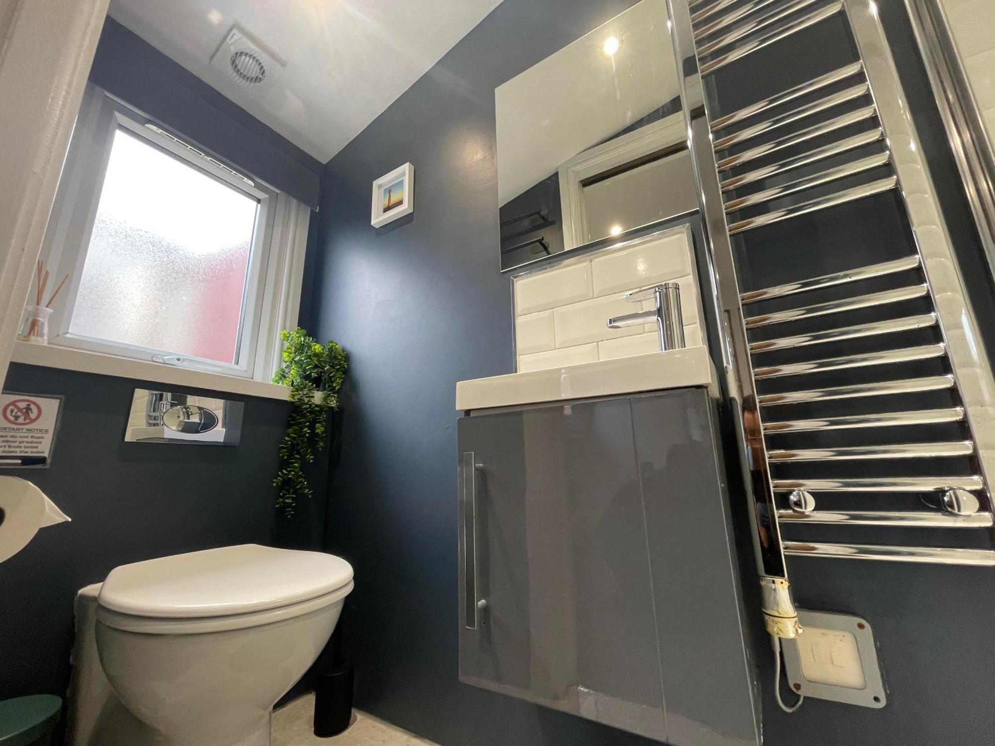 Unique London Heathrow Airport Cabin, Gated Free Parking, And Courtyard