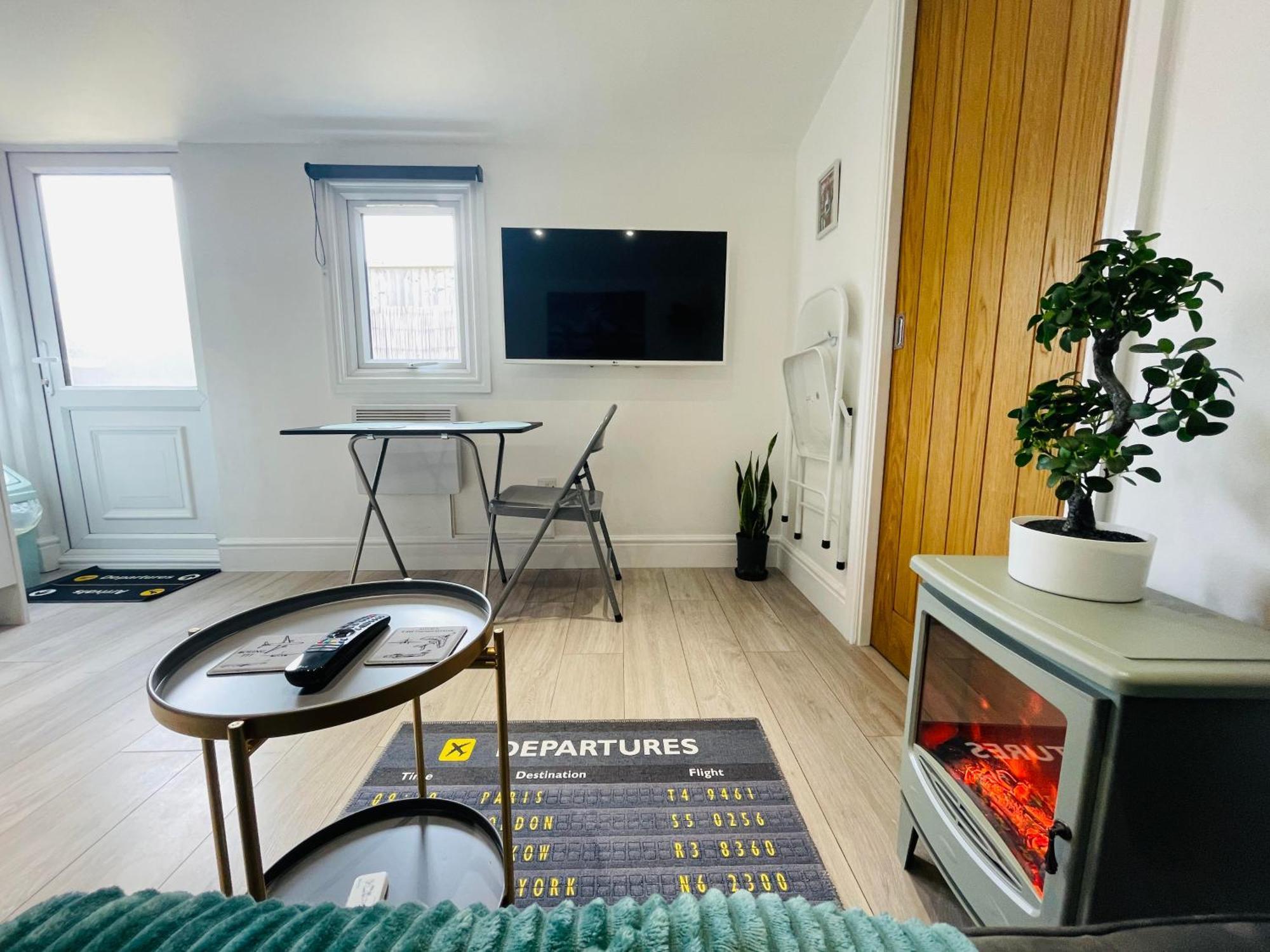 Unique London Heathrow Airport Cabin, Gated Free Parking, And Courtyard Hillingdon
